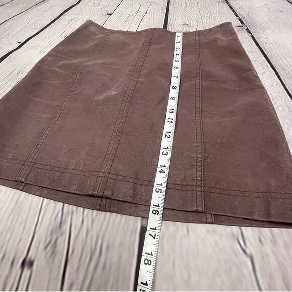 FREE PEOPLE faux leather dusty rose mini skirt, size 6 - Picture 11 of 15